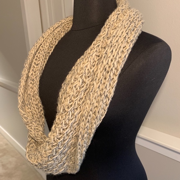 Infinity Loop Scarf - Picture 3 of 5